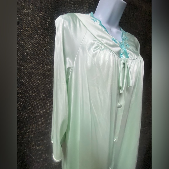 JC Penney Embroidered Gown Housecoat Set - Picture 12 of 16